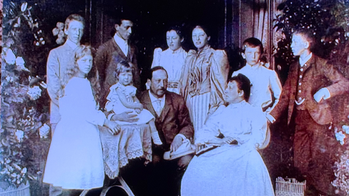 Мориц Марк и София Вогау со своими детьми