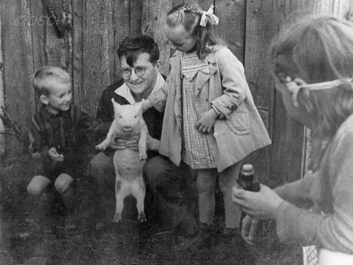 Д.Д. Шостакович на ферме с сыном Максимом и дочерью Галиной