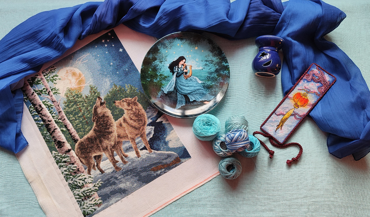 На этом фото представлены две мои вышитые работы: слева направо Золотое Руно " Ночная песея" и закладка по авторской схеме Коваленко Анны " Весенний фонарик"