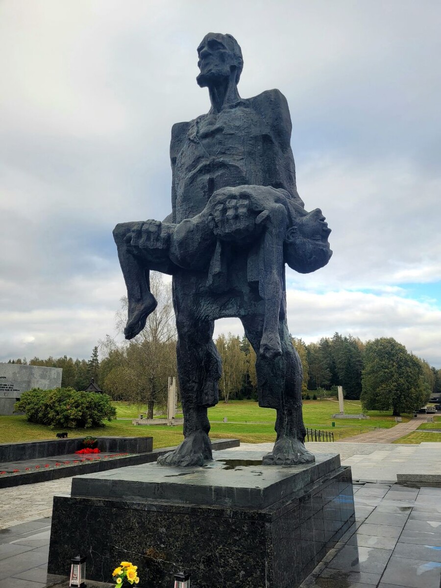 Иосиф Каминский и изображен на единственной скульптуре в Хатыни