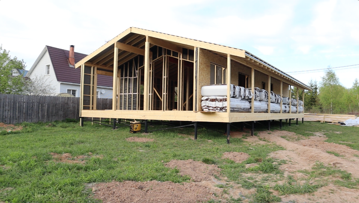 Вот в таком виде мы получили каркас после строителей и сразу же продолжили работу с отделкой.