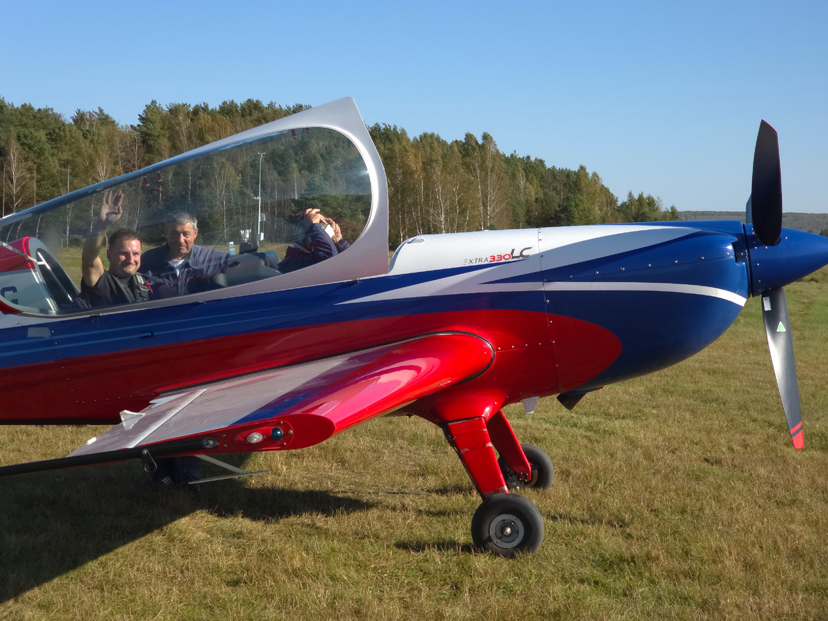 Чемпион России 2025 года Егор Архипов приветствует читателей АВИА ЖУРНАЛ РУ, аэродром Дракино, г. Серпухов / АВИА ЖУРНАЛ РУ / Фото: Александр Серёгин