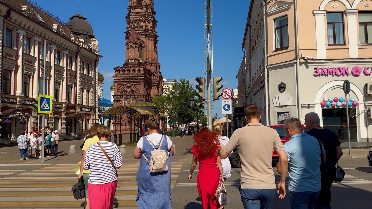 Главная улица Казани днём похожа на праздник, но именно здесь туристы чаще всего попадаются на уловки.