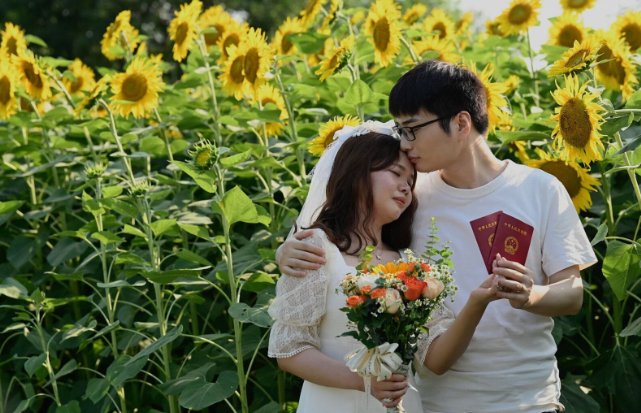 Небогатые китайцы делают простые фотосессии в подсолнухах