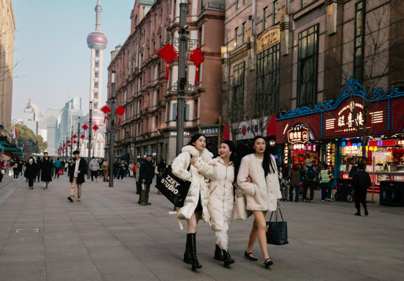 А это богатые китаянки. Потому что БЕЛЫЕ куртки, они не для тесного метро