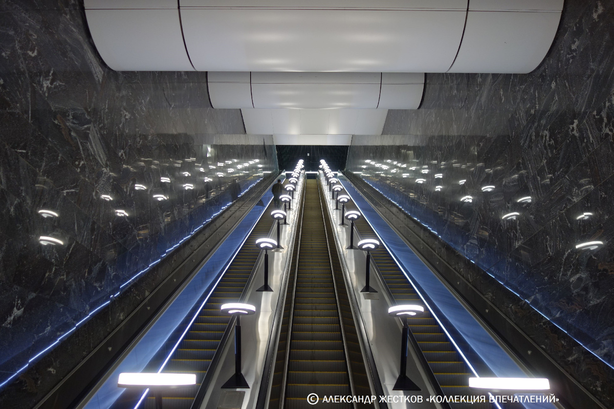 Эскалатор на станции "Крымская". Фото автора