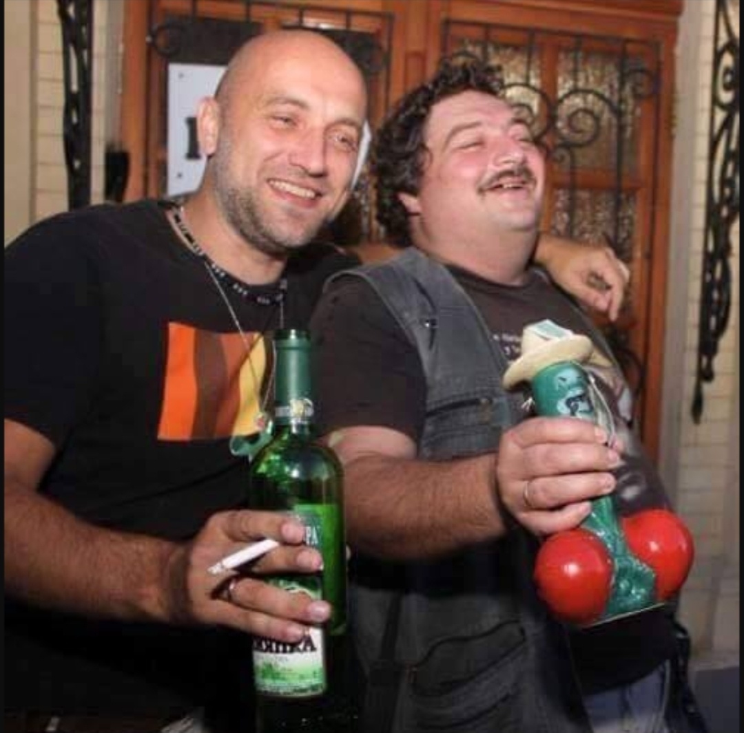 Молодой Гоша Куценко после Антикиллера с бутылкой чифира и суровой папиросой и мужик похожий на Дюма-отца и де Бальзак-мать...А, не...Это Захар Прилепин с бухлишкой и сигой вместе с Димой Быковым, держащим в руках чёрт знает что…До переобувания в ура-патриотические тапочки. 