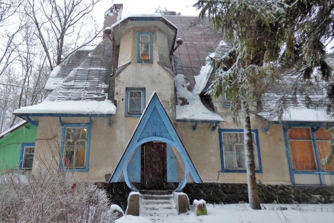 Просто взгляните на этот великолепный вход. Настоящий дом хоббита! Фото: https://terijoki.spb.ru/