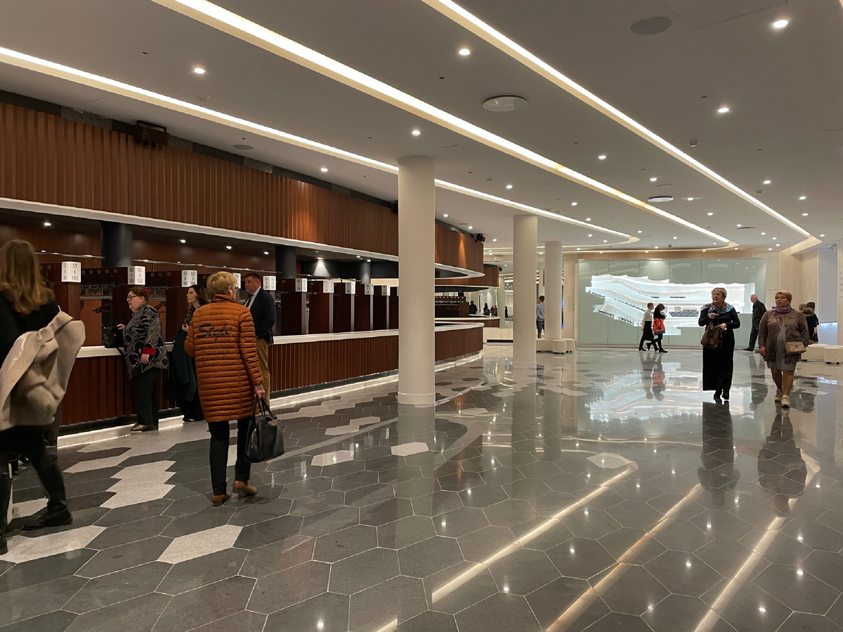 В гардеробе