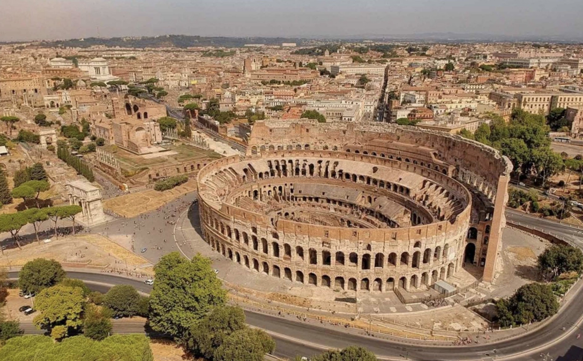 Внешний вид Колизея, демонстрирующий его масштабы