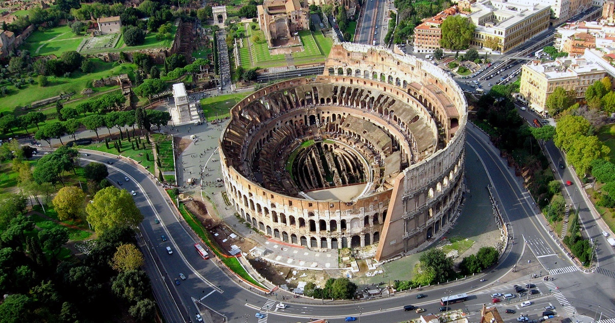Колизей. Внешний вид с высоты птичьего полета.