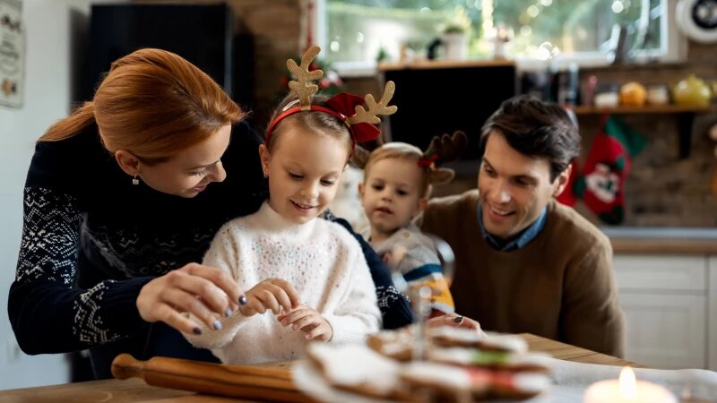     Семья на кухне. freepik.com/Drazen Zigic