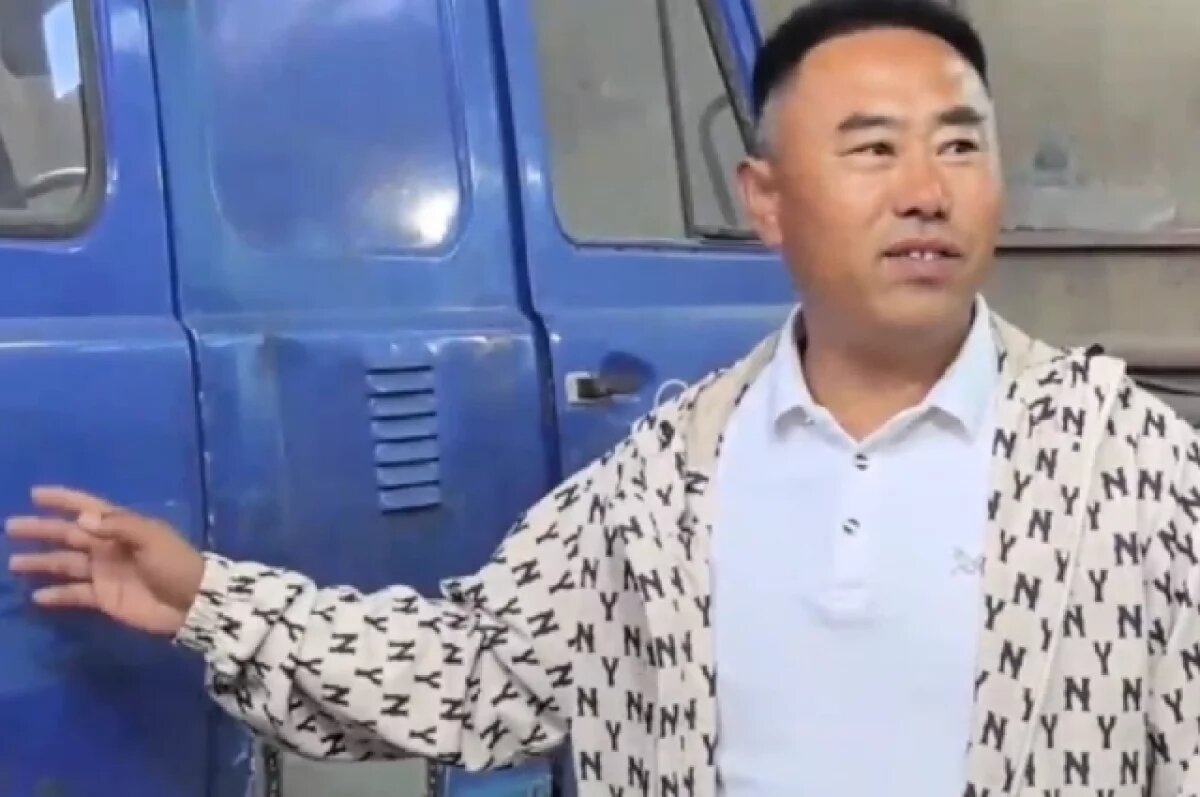    На Сахалине уроженец Китая и кореец готовят машину для участников СВО