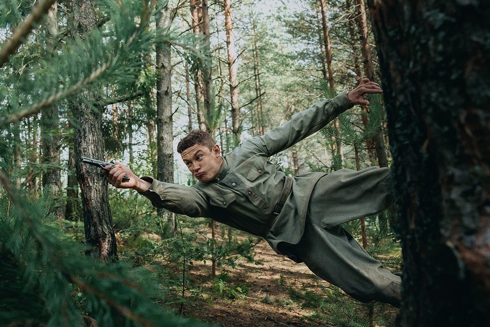    Никита Кологривый в роли старлея Таманцева получил роль после проб, где участвовали десятки в том числе очень известных актеров. (Сам Никита еще не был очень известен — премьера сказки «По щучьему велению», сделавшей его звездой, совпала с последним съемочным днем «Августа»). Фото предоставлено создателями картины