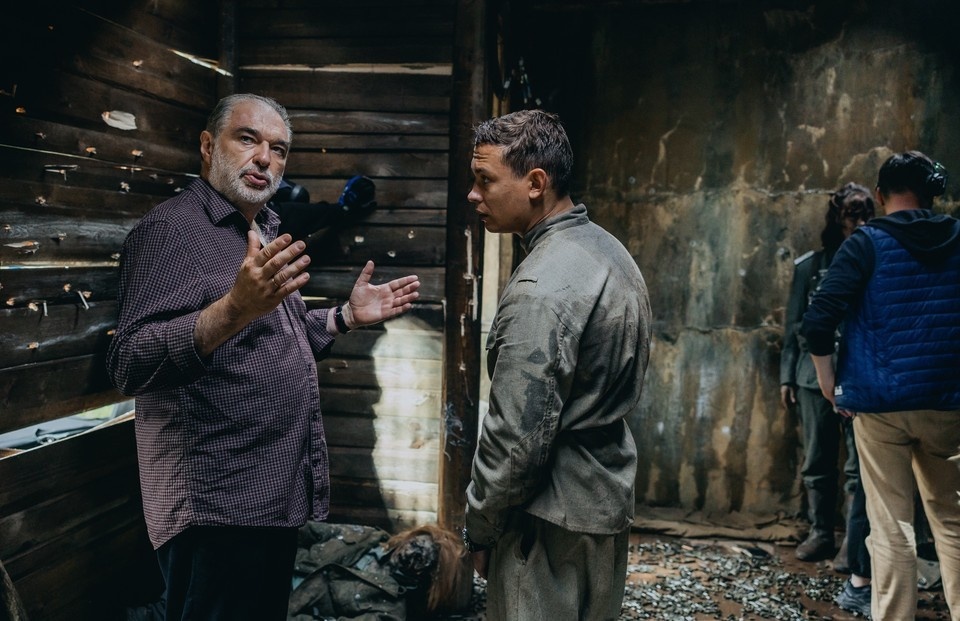    Продюсер Анатолий Максимов и актер Никита Кологривый на съемках «Августа». Фото предоставлено создателями картины