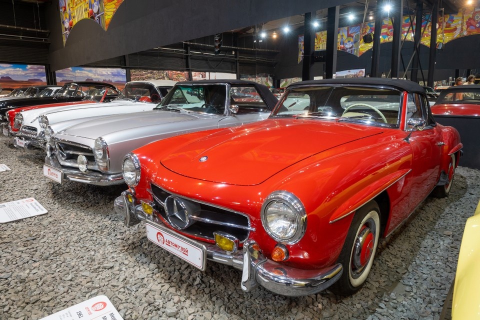    В Иркутске продают раритетный Mercedes-Benz W123 1977 года. Михаил ФРОЛОВ
