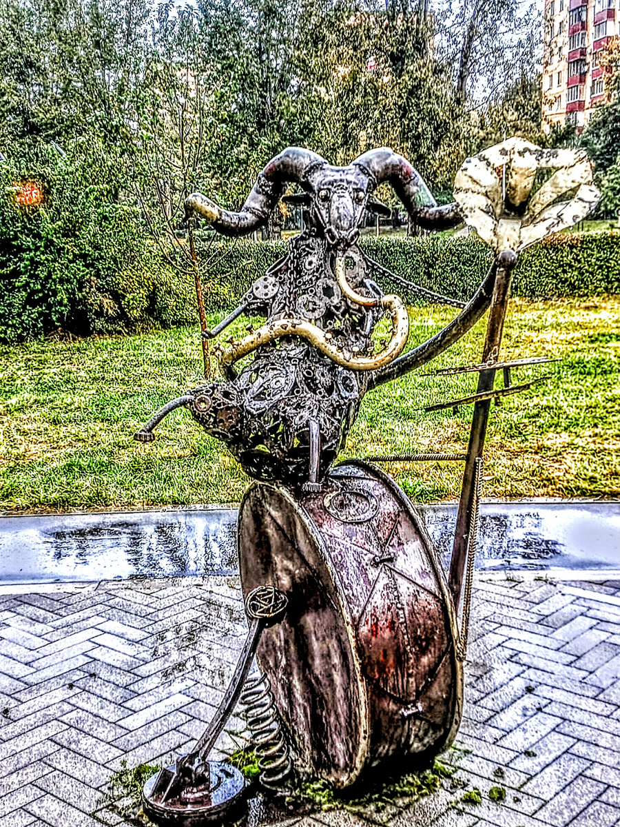 Овен в парке "Знаки зодиака". Фотография сделана автором данного дзен канала на личный смартфон. 