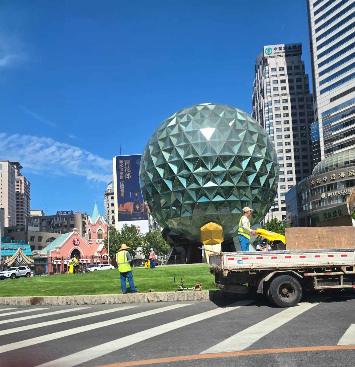 Знаменитый шар на площади Дружбы