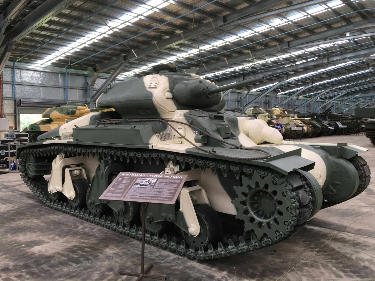 Крейсерский танк Sentinel AC IКрупный план правого борта танка. Хорошо видны литые детали корпуса, ходовая часть с шестью опорными катками и характерная приплюснутая форма литой башни.