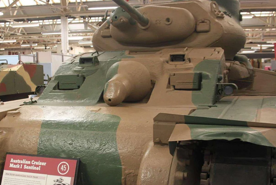 Вид спереди-сбоку. Чётко просматривается массивный литой нос корпуса, бронекожухи курсового пулемёта и водяного охлаждения. Обращает на себя внимание обилие литых деталей.