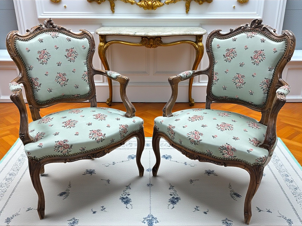 Парные кресла в стиле рококо в интерьере.