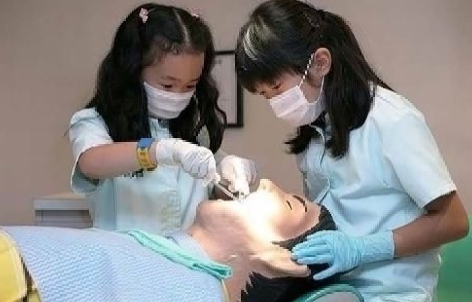 Игровой этап ознакомления с профессиями у японских школьниц.