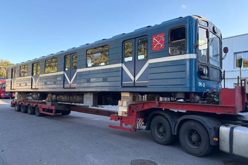    Фото в материале из telegram-канала «Подземка Екатеринбурга» / Вагон петербургского метро