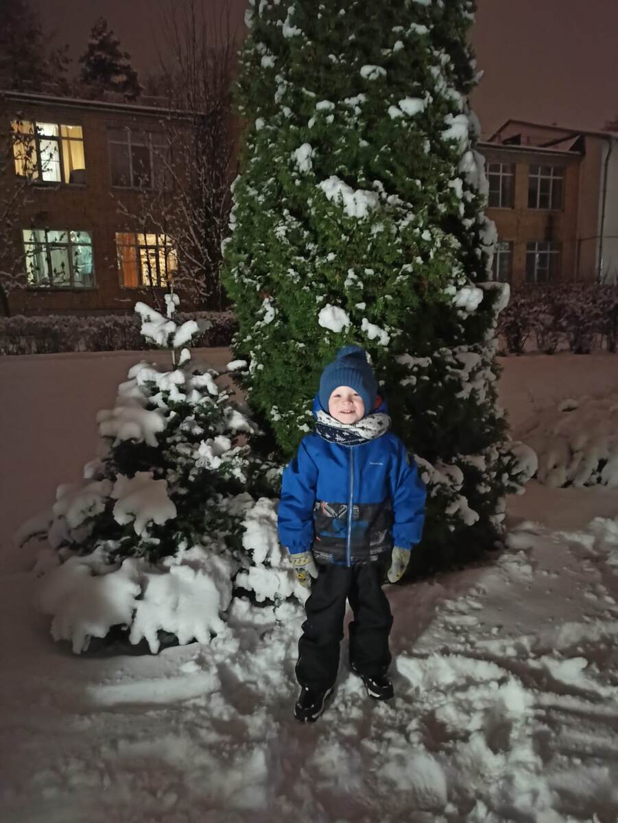Наш первый заезд, Дима уже сам стоит без опоры, но ещё не всё так гладко, как кажется глядя на эту фотографию😏(фото автора). 