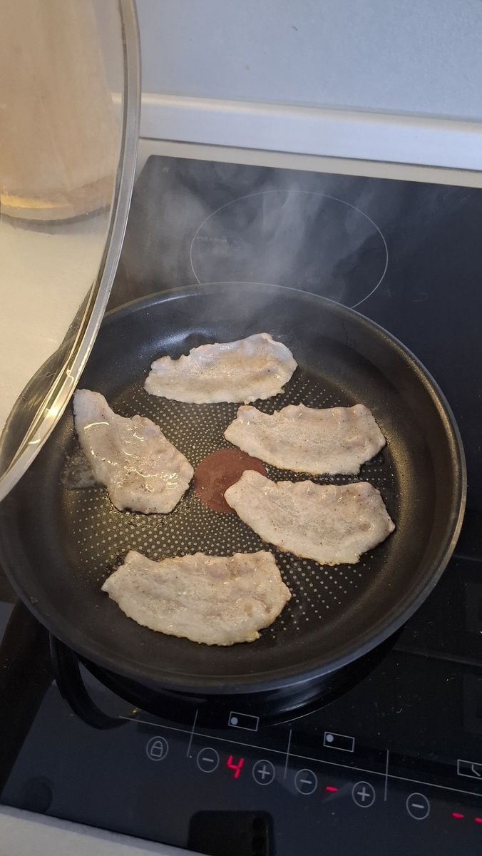 Края уже быстро начинают поджариваться