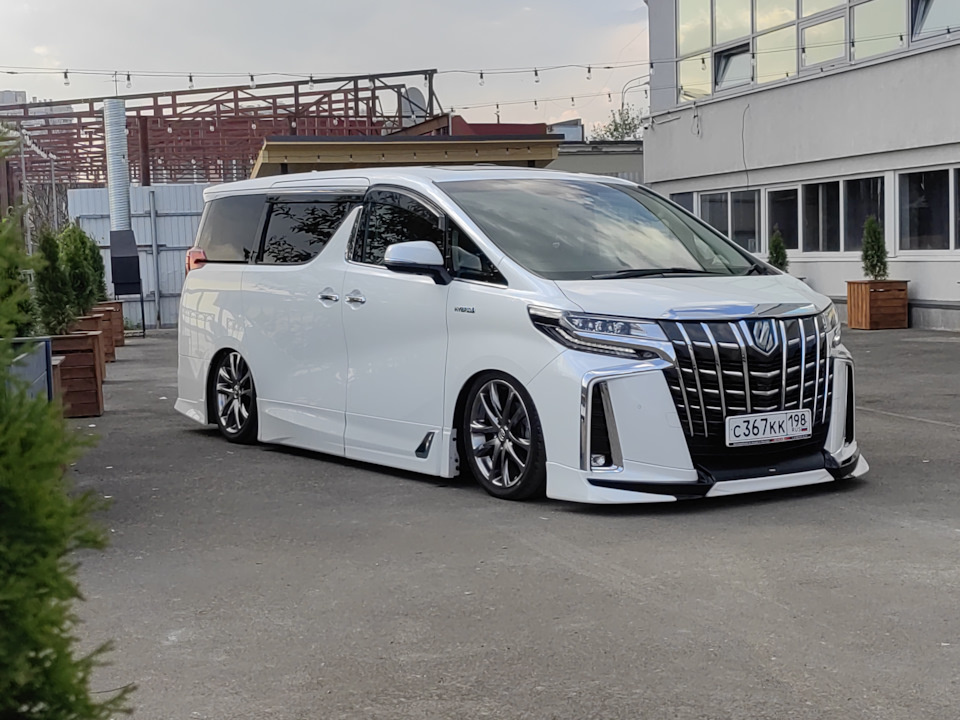 Данный стиль ALPHARD может быть, как на пневме так и на койловерах (подвеска позволяющая регулировать автомобиль по высоте, жёсткости подвески изменяя клиренс), так же ещё докупается обвес MODELISTA или что-то подобное, ставят дорогие 19-20 диски японские и такой минивэн начинает смотреться ещё лучше. В Японии тюнинговать минивэны ALPHARD считается нормальным. 