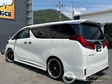 Стиль TOYOTA ALPHARD H30 чисто японский, ведь в России некоторые им могут делать и такой стиль. Дизайн минивэна класический до сих пор и в 2025 году он не выглядит старым, ведь сейчас нас приучают к рубленым китайским кузовам, большим мониторам. 