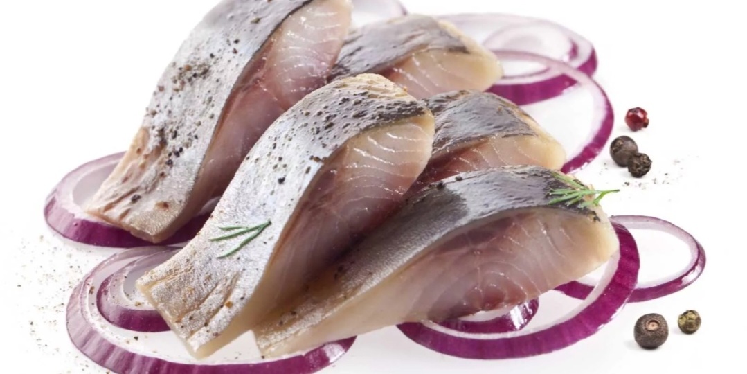 А так селедку вы точно еще не солили ине пробовали. Необычный рецепт засолки всеми любимой сельди.