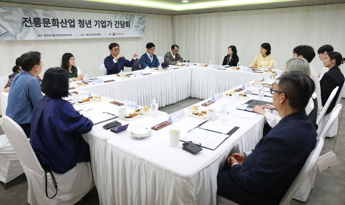   Фото: Министр культуры, спорта и туризма Чхве Хви Ён 25 сентября на встрече с молодыми предпринимателями в сфере традиционной культуры в культурном комплексе S-Factory в Сеуле разъясняет план поддержки традиционной индустрии. [Фото предоставлено Министерством культуры, спорта и туризма]