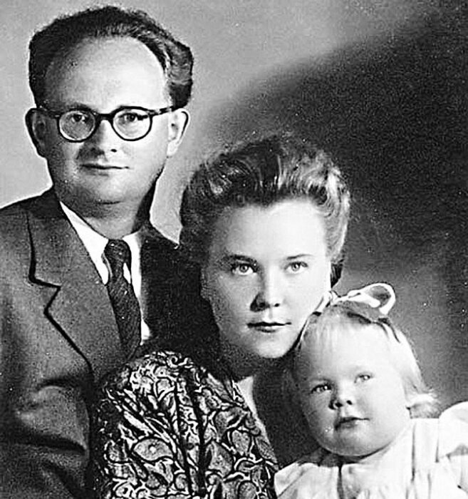 Наталья Белохвостикова с родителями