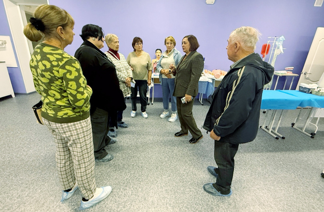 
Зам директора КЦО № 1 по учебной работе Марина Стасюк проводит экскурсию по аудиториям, где обучаются медсёстры, для представителей Общественного совета по здравоохранению Кунгурского округа