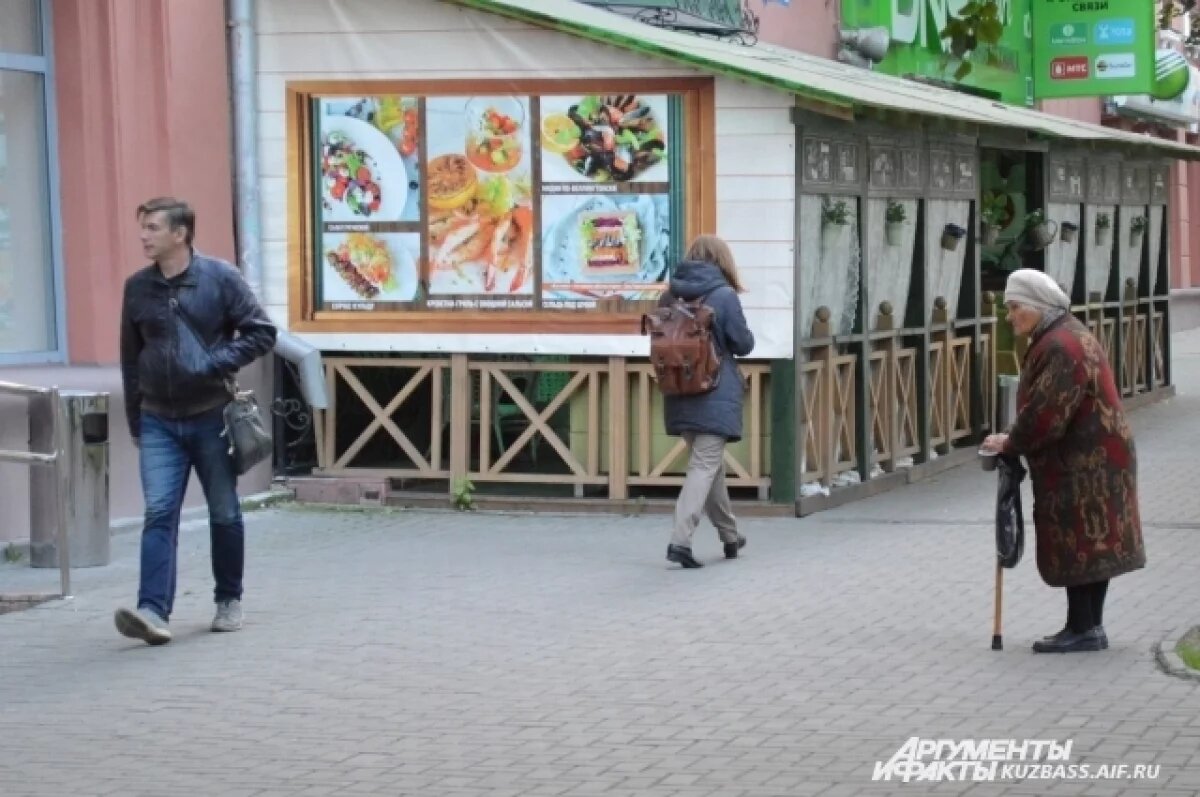    В Красноярске парень плюнул в пенсионерку и избил её собаку