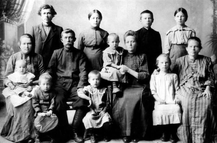 Семья Дюскиных. Остроленский. Начало XX в. Архив музея пос. Остроленский