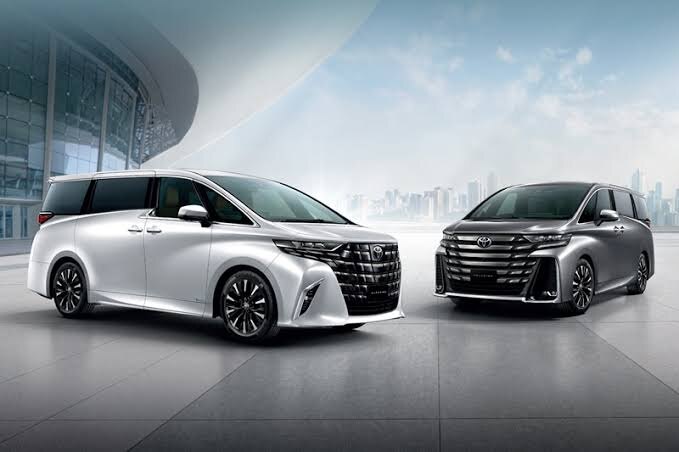 Несмотря на то что ALPHARD/ VELLFIRE это очень схожие модели по оснащению, но отличия в дизайне они имеют. 