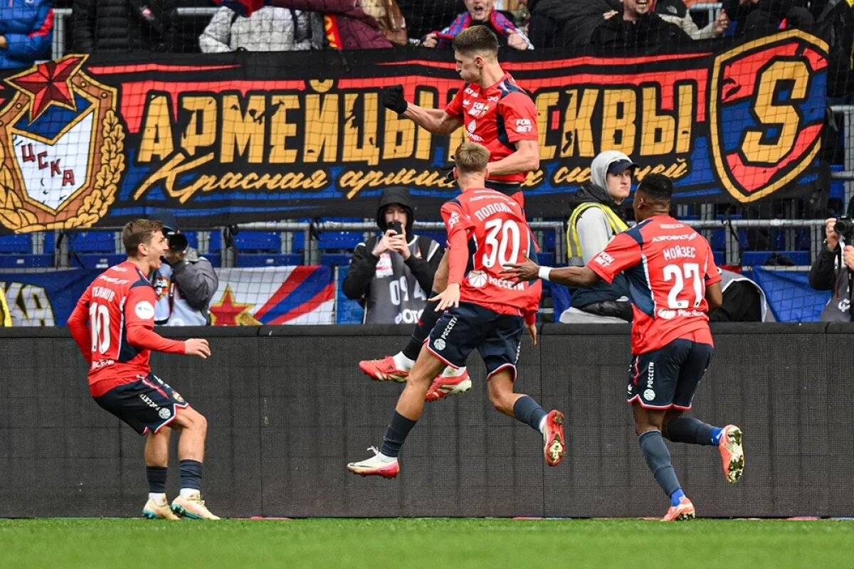    Игроки ПФК ЦСКА радуются забитому голу в матче 10-го тура российской Премьер-лиги в Москве.
