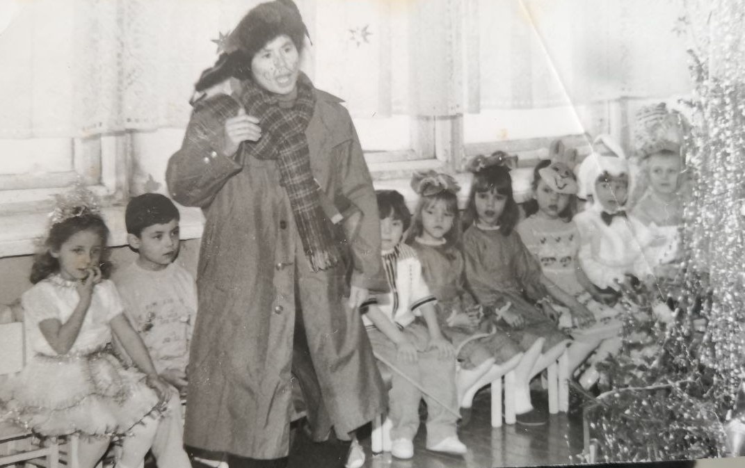 Воспитатель Ирина Кондрашина в роли почтальона Печкина, 1984 год