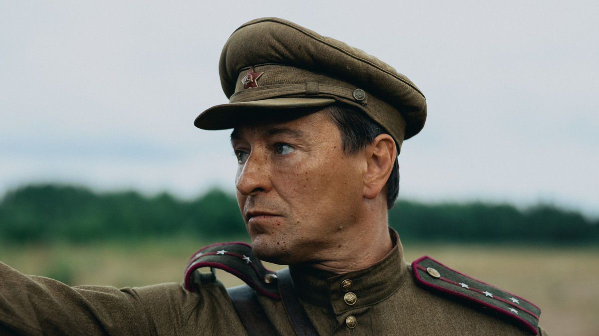 Алехин (Сергей Безруков).