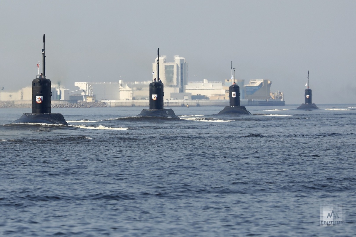    Военные подводные лодки во время подготовки к параду в честь Дня ВМФ России в акватории Финского залива. / Источник: Дарья Драй © ИА REGNUM