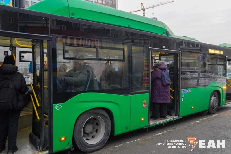    ЕАН / Автобус на остановке