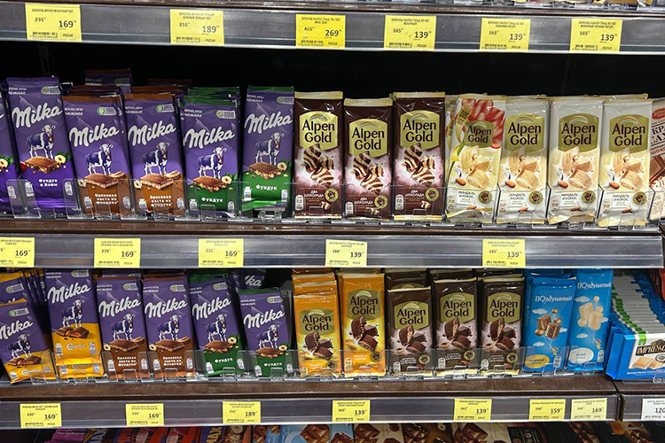    Все чаще «Бахетле» завлекает покупателей желтыми ценниками — особенно много их в отделе шоколада.   
Фото: Татьяна Леухина