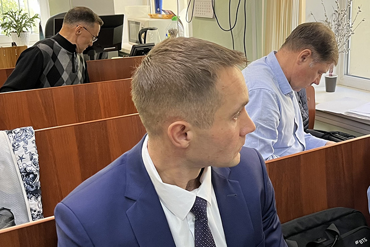    Представитель банка ВТБ Алексей Курдюмов попросил суд продлить арест на имущество супруги Тимуцы, а именно — на две квартиры в Казани на улице Достоевского на общую кадастровую стоимость свыше 7,5 млн рублей