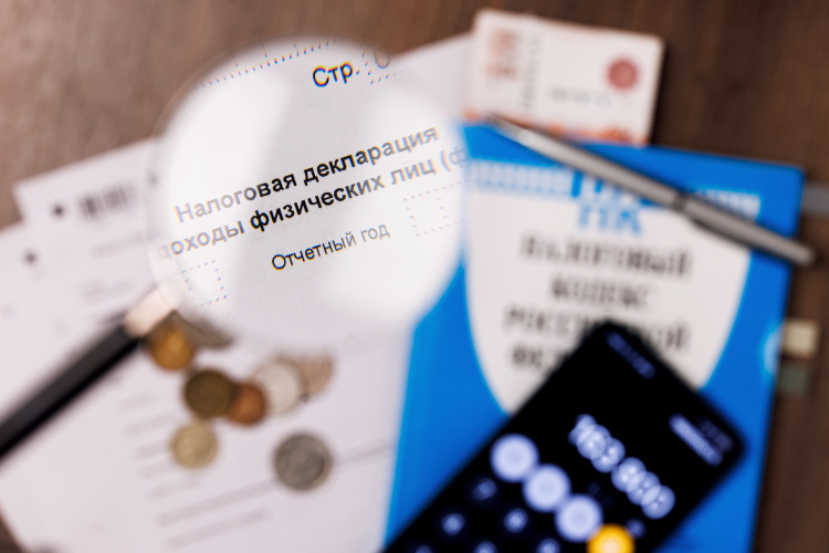    Речь идет о взыскании бесспорных налоговых долгов с граждан. К таким относят самые распространенные в России налоги, которые уплачиваются человеком самостоятельно: налог на доходы физических лиц (НДФЛ), транспортный и имущественный налоги.   
Фото: «БИЗНЕС Online»