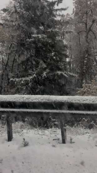 На обочине сугробы