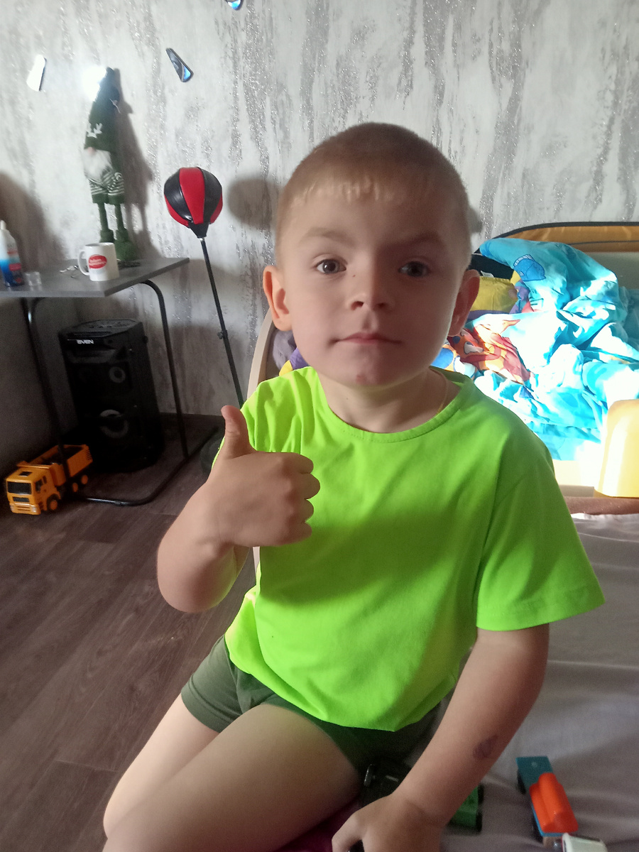 Это внук только проснулся! На часах 7.30. Сегодня он в садик не идёт, приболел немного 