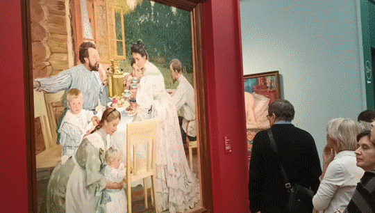 Две картины Б. Кустодиева "На террасе" (1906) и Русская Венера (1926) написаны на разных сторонах одного и того же холста.