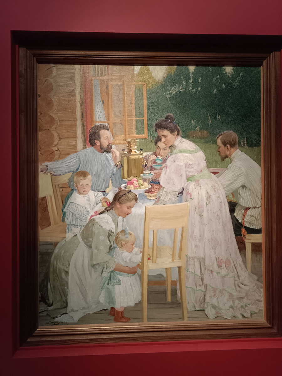 На террасе. 1906. Изображены художник с женой Юлией, его старшая сестра Александра с мужем
B.А. Кастальским, дети Кустодиева Кирилл и Ирина с няней Дарьей в усадьбе Терем.